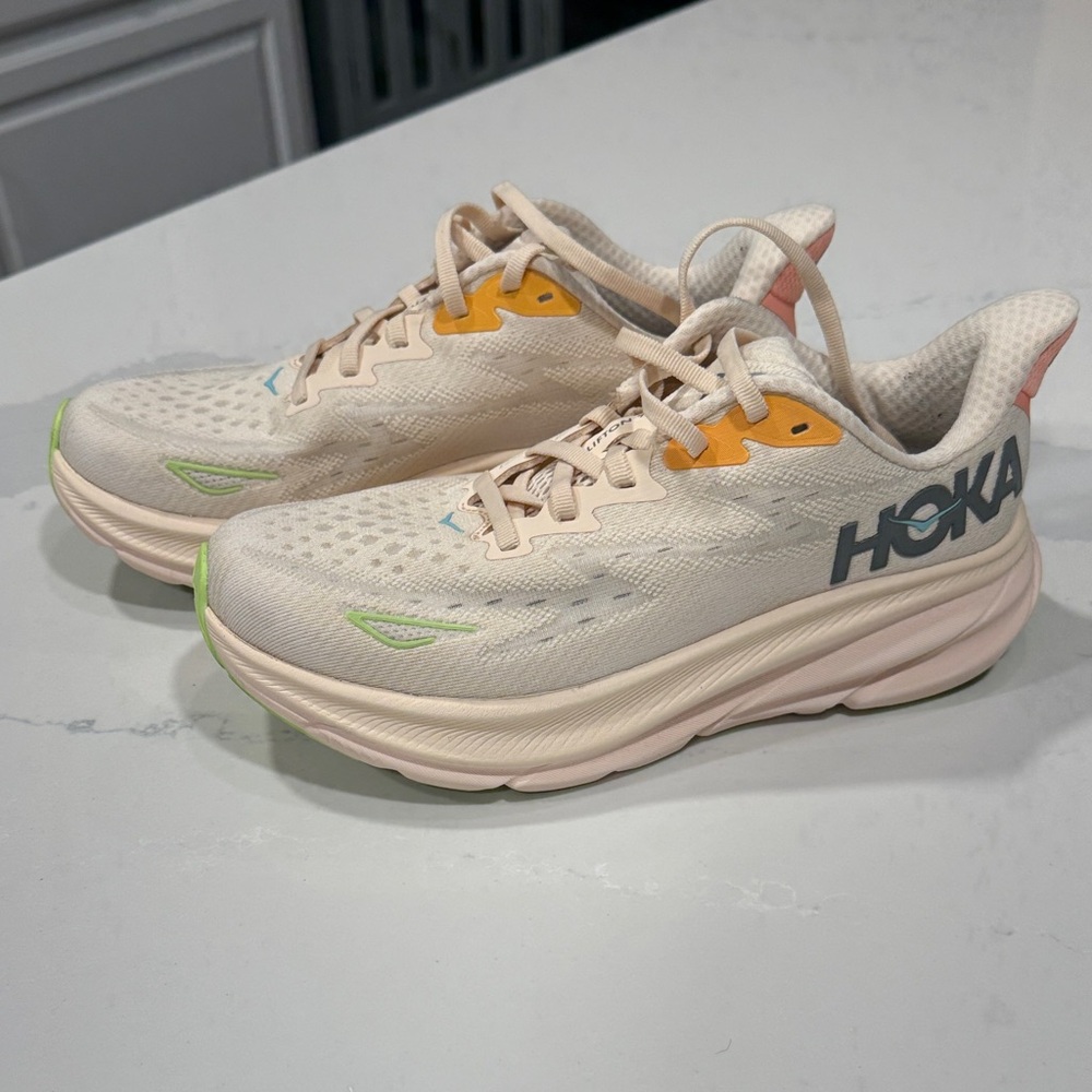 Hoka Women's Cream and Orange Clifton 9 Sneakers 7 WIDE